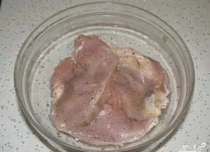 Sudėkite filė į dubenį ir palikite, kad įsigertų.