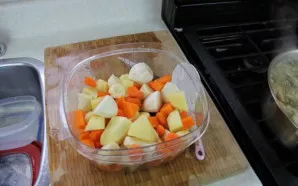 Daržoves nulupkite, supjaustykite dideliais kubeliais ir nuplaukite. Galima pridėti moliūgo, saldžiųjų bulvių ar kitų daržovių.