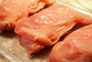 Kad kepant neišbėgtų išsilydęs sūris, mėsos kraštus pritvirtinkite dantų krapštukais.