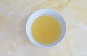 Želatiną užmerkite šaltame vandenyje ir palikite išbrinkti.