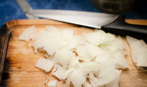 Nulupkite ir supjaustykite svogūną.