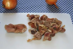 Vištienos skrandukų grietinėje receptas tęsiamas tada, kai virti subproduktai šiek tiek atvėsta (galima juos perlieti šaltu vandeniu ir n...