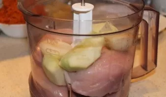 Sudėkite visus ingredientus į trintuvo dubenį ir sumalkite.