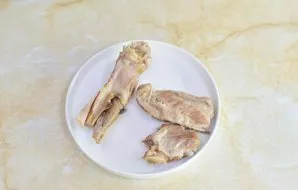 Mėsą su kaulais virkite verdančiame vandenyje 40–60 minučių. Tada nuimkite mėsą nuo kaulų ir nukoškite sultinį.