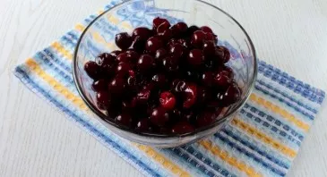 Vyšnias kruopščiai nuplaukite ir išimkite kauliukus. Tada pabarstykite cukrumi ir uždėkite ant ugnies.