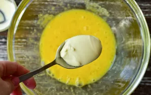 Viską sumaišykite ir įdėkite majonezo.