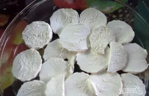 Zefyrus supjaustykite plonais griežinėliais. Viršutines dalis atidėkite deserto viršui papuošti. Ant serviravimo lėkštės išdėliokite pirm...