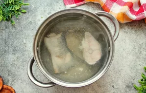 Žuvį nuvalykite nuo žvynų, išimkite vidurius ir supjaustykite gabalais, pas mane - raudonos žuvies uodega. Sudėkite žuvį į puodą storu du...