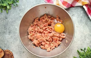 Į dubenį sudėkite žuvies faršą ir įmuškite kiaušinį.