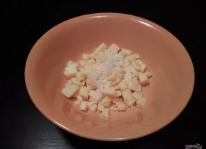 Į jį įdėkite smulkiai pjaustytą česnaką.