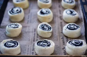 Iškepusias bandeles šiek tiek atvėsinkite ir patiekite.