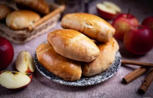 Iškeptus pyragėlius šiek tiek atvėsinkite ir patiekite.