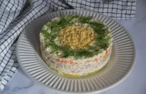 Aplink dėkite krapų šakelėles. Ant krapų šakelių taškuotai, naudojant šakutę, dėkite kiaušinių trynius, imituodami mimozos gėles.