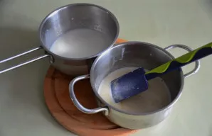 Į trynio masę supilkite pusę karšto pieno, gerai sumaišykite ir grąžinkite į puodą. Statykite ant silpnos ugnies.