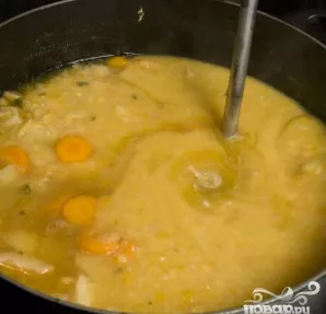 Mikseriu (arba rankiniu blenderiu) sutrinkite daržoves sriuboje.