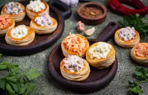 Užpildykite tartaletes šiais įdarais ir patiekite iš karto prie stalo.