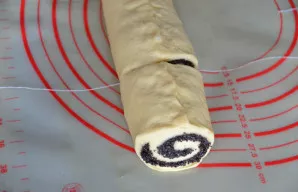 Su siūlu arba peiliu supjaustykite ritinį gabalėliais.