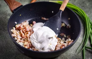 Įpilkite grietinės.