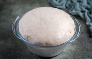 Mielinė tešla pakilo ir padvigubėjo.