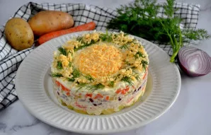 Prieš patiekiant leiskite salotoms pastovėti šaldytuve, kad sluoksniai įsigertų majonezu. Žodžiais neapsakysite, kaip tai skanu, be to, g...