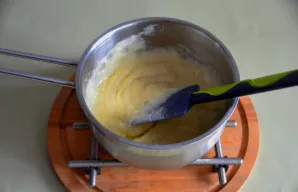 Nuolat maišydami kaitinkite iki sutirštėjimo. Kai tik pradės tirštėti, nukelkite nuo ugnies, išmaišykite iki vientisumo. Vėl trumpam uždė...