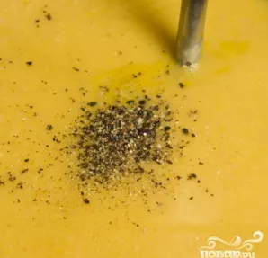 Dabar pagardinkite druska ir pipirais. Įdėkite šiek tiek žolelių ir išmaišykite.