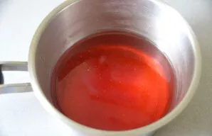 Paruoštą vyšnių želė pamirkykite vandenyje pagal instrukcijas ant pakuotės. Galite imti šiek tiek mažiau vandens, ne 500 ml, o 450. Virki...