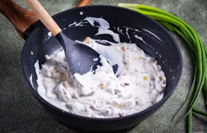 Viską išmaišykite ir pašildykite ant vidutinės ugnies 2–3 minutes.