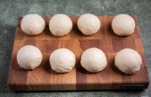 Padalykite tešlą į maždaug po 70 gramų dalis ir suformuokite rutuliukus.