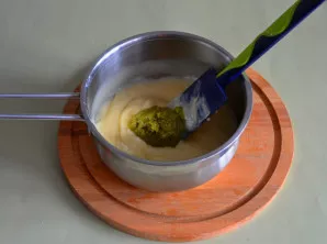 Kai kremas šiek tiek atvės, įmaišykite pistacijų pastą.