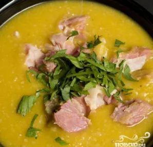 Patiekite lėkštėse, įdėkite kumpio gabalėlius ir patiekite.