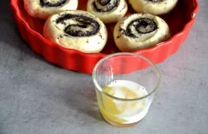 Prieš kepant aptepkite bandeles kiaušinio trynio ir šaukšto pieno mišiniu.