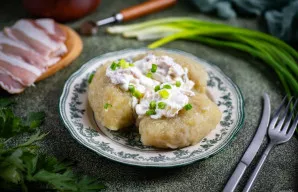 Cepelinus išgriebkite kiaurasamčiu iš verdančio vandens, dėkite į lėkštes, ant viršaus užpilkite paruoštu padažu, pabarstykite smulkintai...