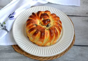 Įkaitinkite orkaitę iki 180 °C „viršus–apačia“ režimu ir kepkite 25–30 min., kol iškeps. Tikrinkite pagaliuku. Blizgesiui suteikti aptepk...