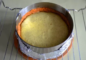 Iškepusio sūrio pyrago neišimkite iš orkaitės iškart. Išjunkite ją ir pravirkite dureles — taip išvengsite įtrūkimų vėstant.