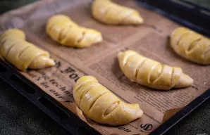 Skardą išklokite kepimo popieriumi, sudėkite bandeles, aptepkite plaktu tryniu su 1 arbatiniu šaukšteliu vandens. Kepkite 180 laipsnių or...