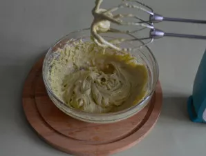 Galutiniam dekoravimui išplakite užplikytą kremą.