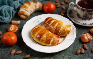 Iškeptas bandeles su migdolų kremu patiekite iš karto.