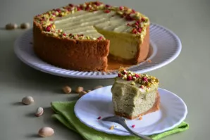 Atėjo metas mėgautis labai švelniu ir aromatingu pistacijų sūrio pyragu. Jis nuostabus!