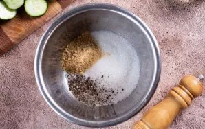 Į dubenį suberkite cukrų, druską, maltus juoduosius pipirus ir garstyčias.