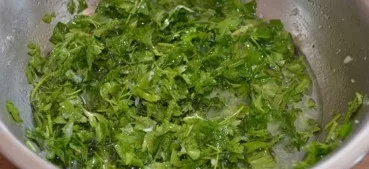 Paimkite dubenį ar bet kokį patogų indą, kuriame sumaišysite marinato ingredientus. Sudėkite ten susmulkintas petražoles ir česnaką, drus...