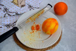 Nupjaukite žievelę nuo 2 didelių arba trijų vidutinių apelsinų.