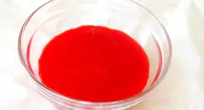 Perkoškite sutrintas avietes per smulkų sietelį, kad pašalintumėte sėklas.