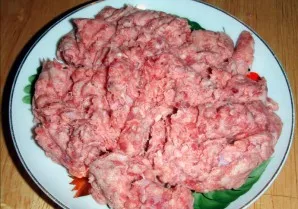 Susmulkinkite mėsą ir sudėkite į įdarą. Pasūdykite, papipiriuokite ir išmaišykite.
