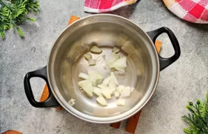 Svogūną smulkiai supjaustykite ir sudėkite į švarų puodą.