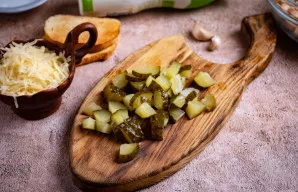 Marinuotą agurką supjaustykite nedideliais kubeliais.