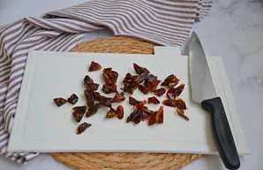 Iš datulių pašalinkite kauliukus ir supjaustykite mažais gabalėliais.