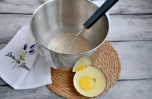 Į pieno mišinį įmuškite kiaušinį.