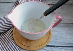 Išmaišykite, kol cukrus ir druska ištirps.