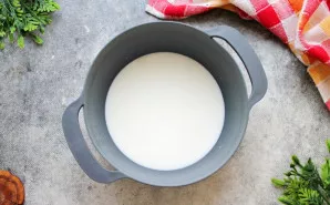 Į dubenį supilkite šiltą pieną ir šluotele maišykite, kol ištirps druskos ir cukraus kristalai.